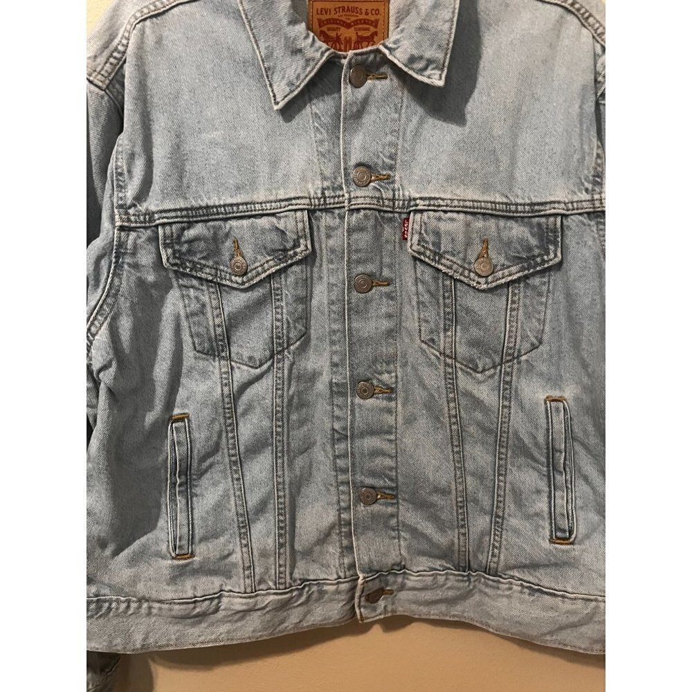 Women's Levi's Lightwash Jean Jacket Size XL [EXCELLENT] - Picture 3 of 5